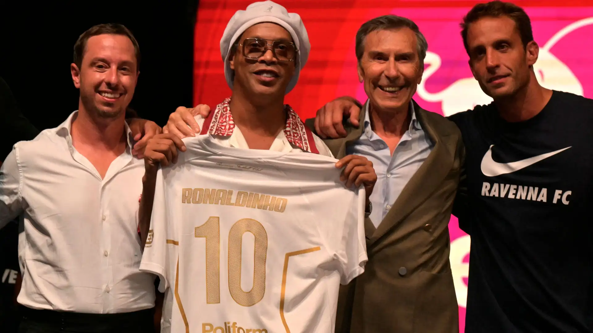 Ronaldinho lidera campanhas publicitárias do Ravenna antes de retorno aos gramados
