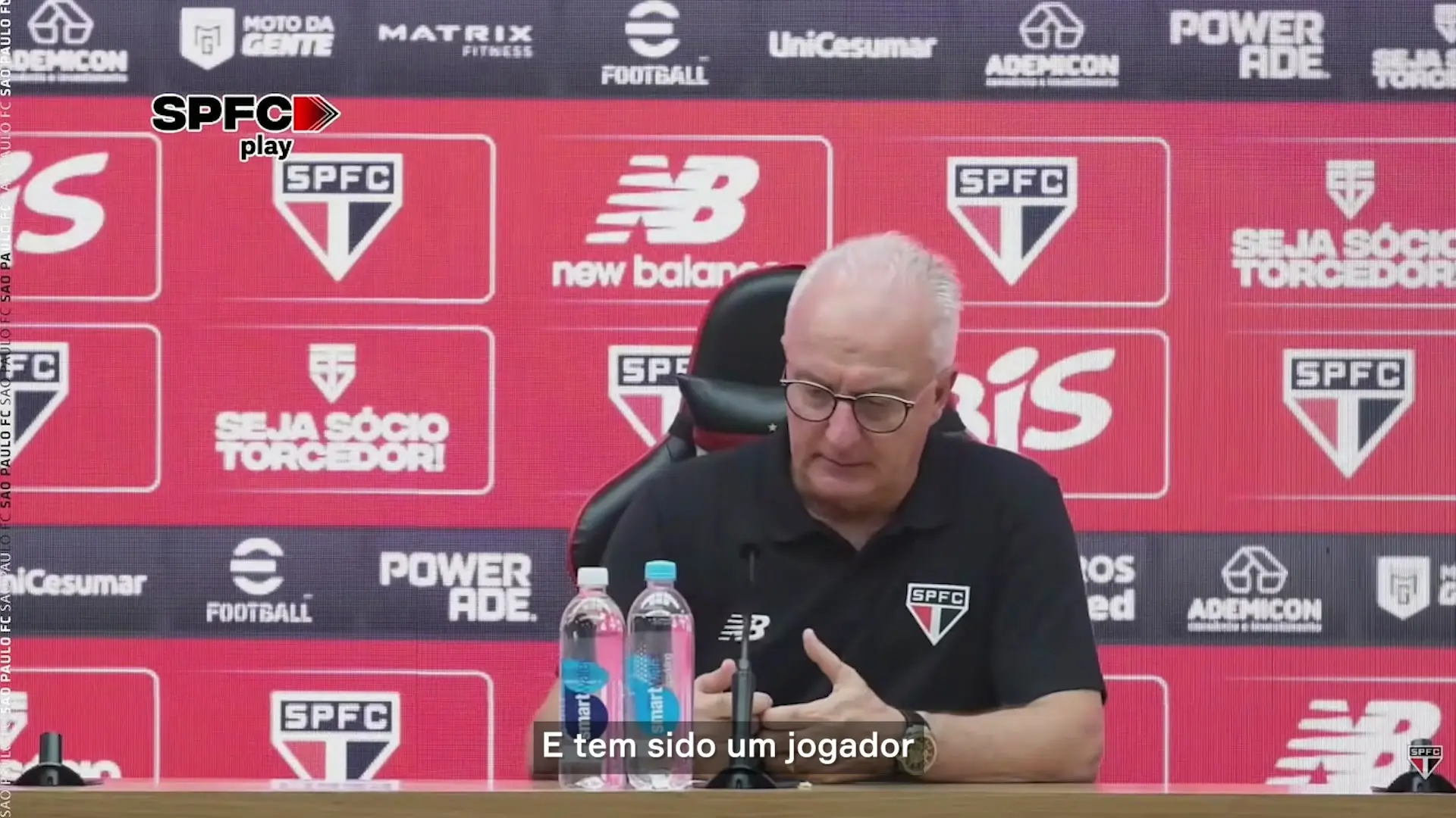Dorival destaca importância de veteranos do elenco após bater o Vitória