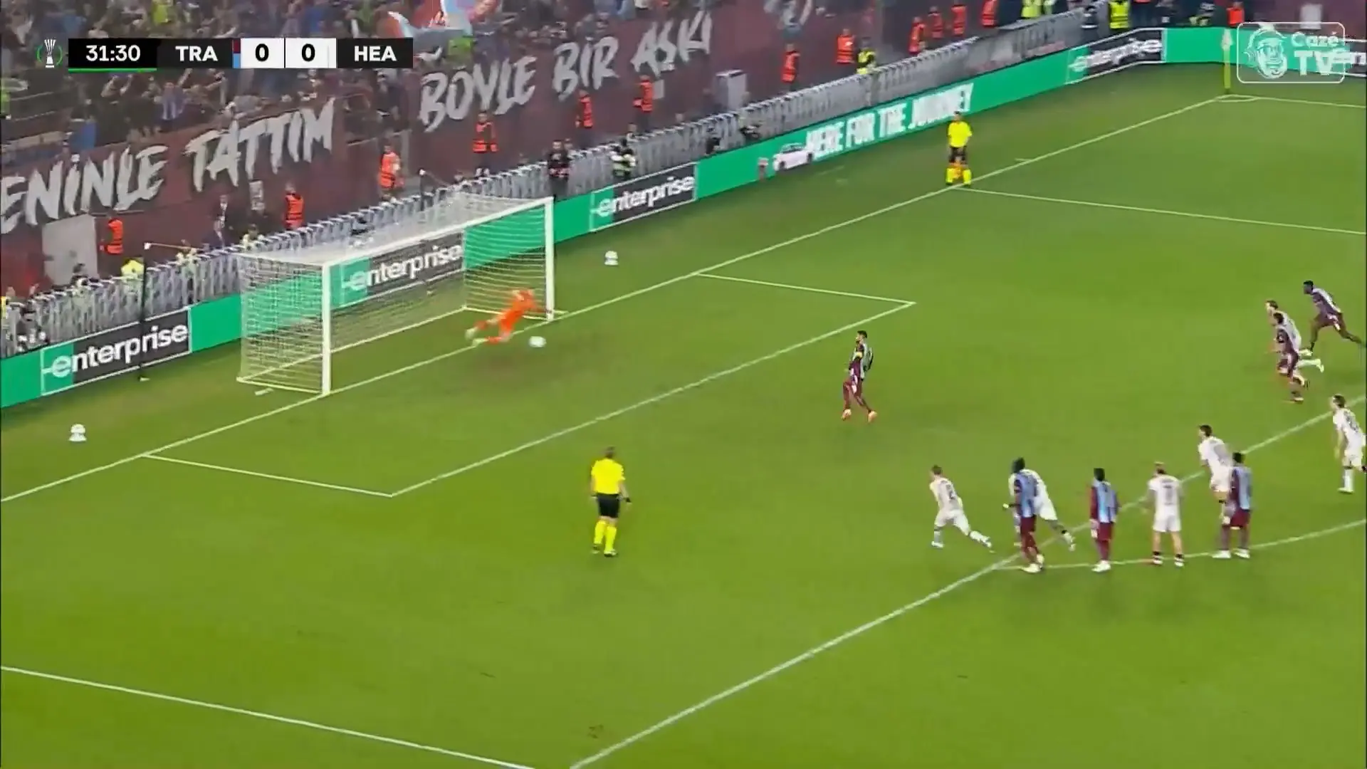 Salah bate pênalti com categoria e marca na vitória do Trabzonspor pela Conference League