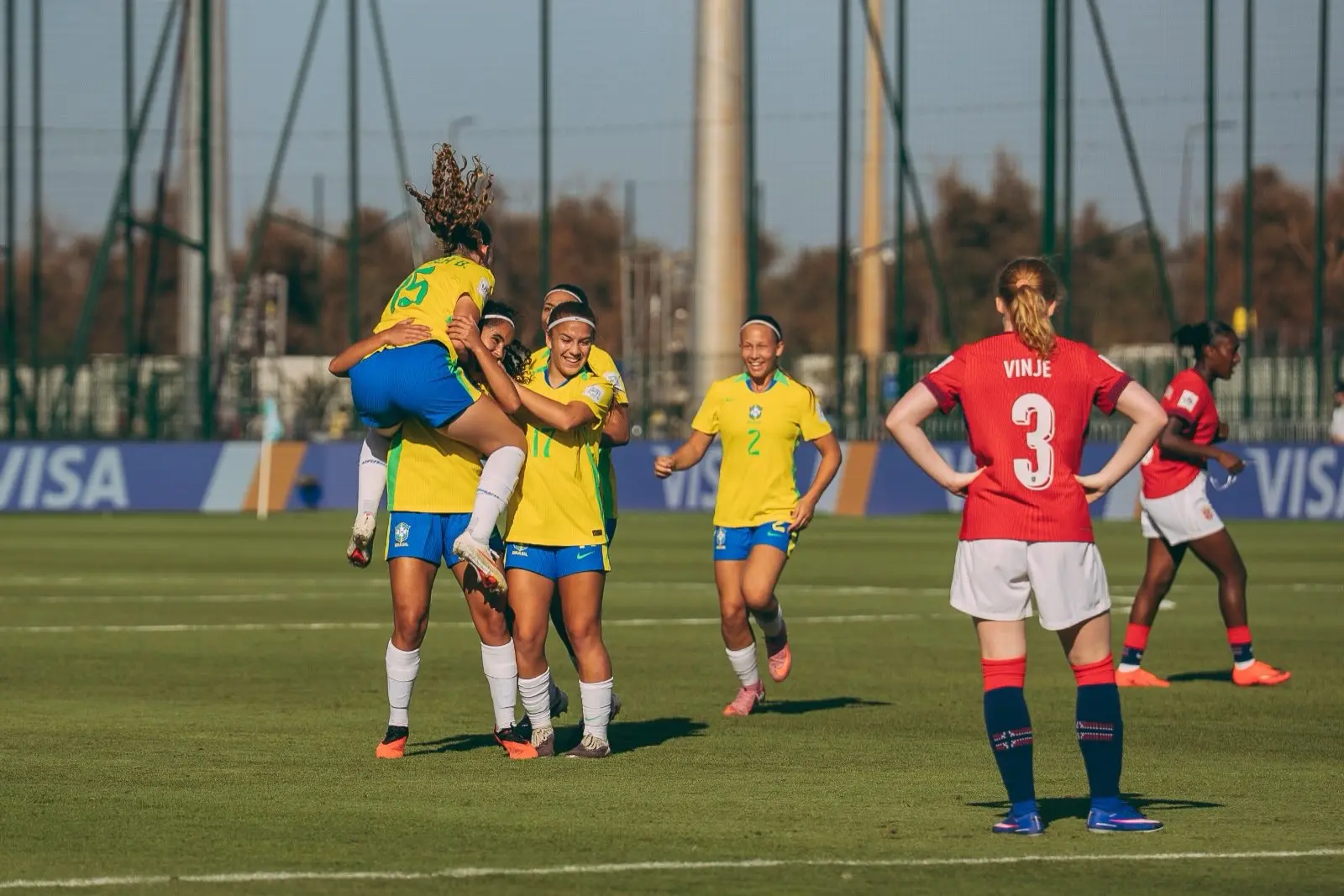Brasil faz 3 a 0 na Noruega e avança às oitavas da Copa do Mundo feminina sub-17