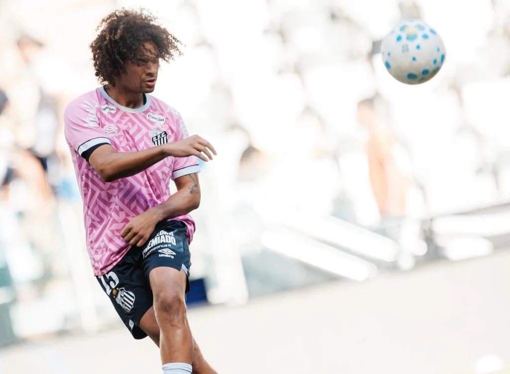 Willian Arão sente dores na coxa direita e é substituído início de Atlético-MG x Santos