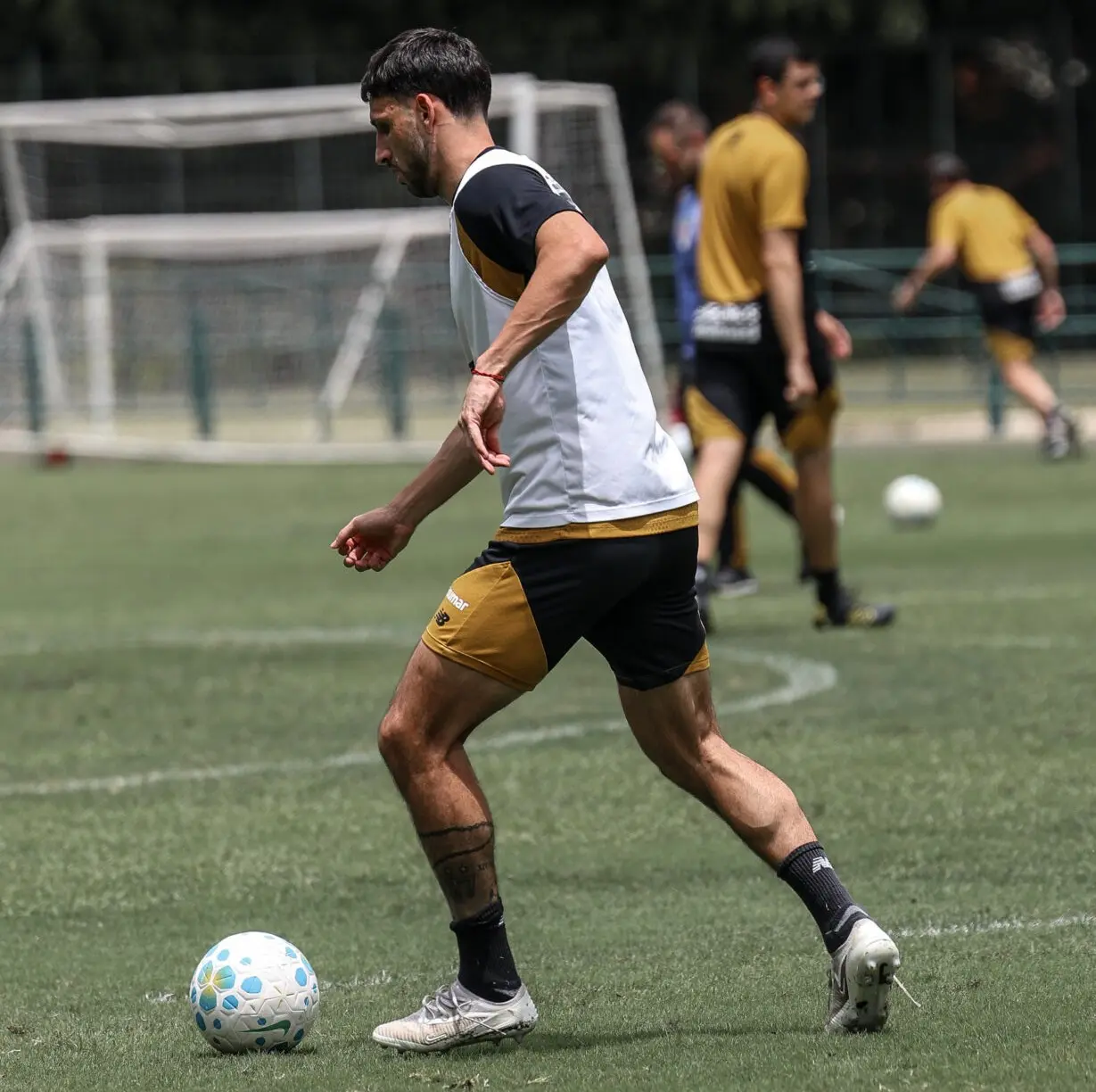 Trio treina com o elenco e pode reforçar o São Paulo contra o Vasco