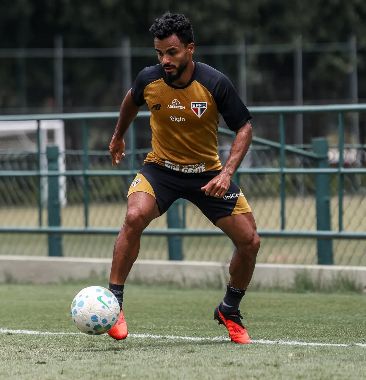 Danielzinho avança em recuperação e treina parcialmente com o elenco do São Paulo