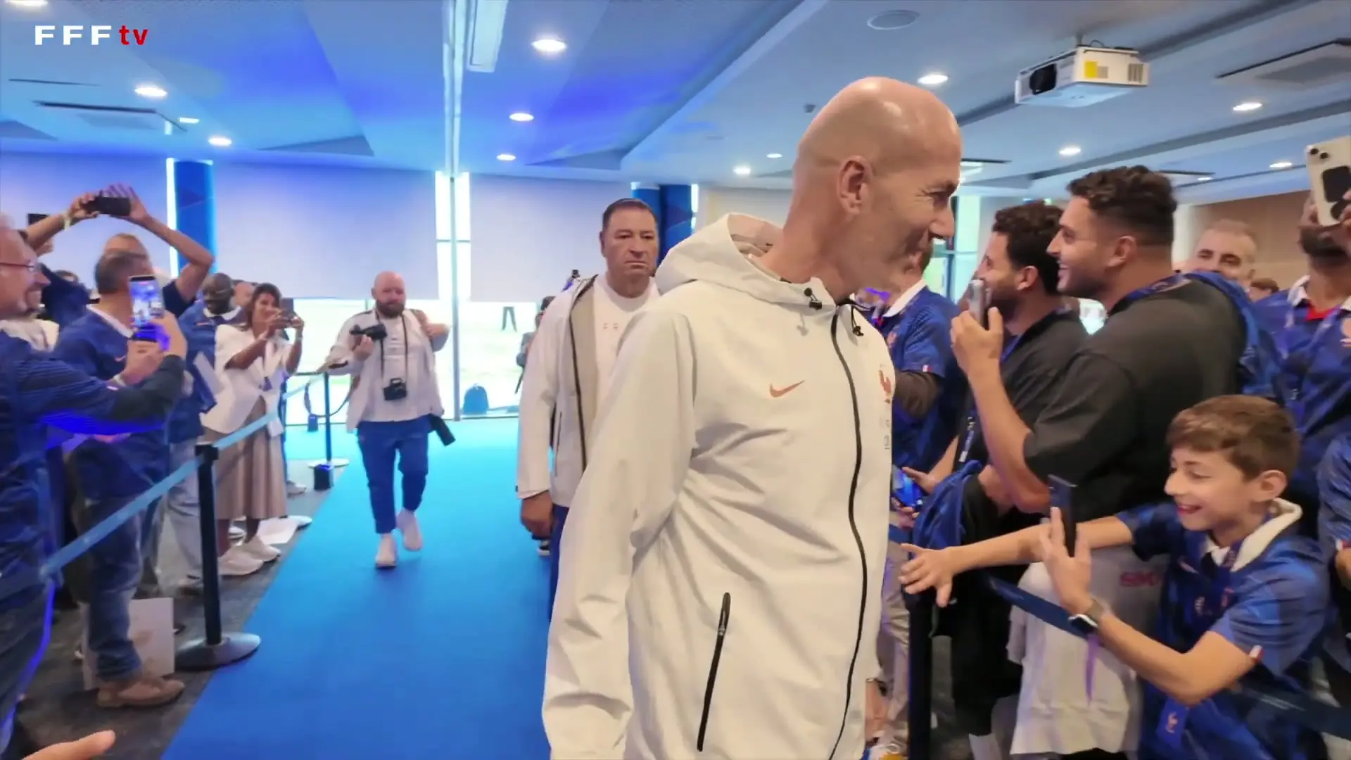 Torcida faz festa para Zidane e seleção francesa em Clairefontaine