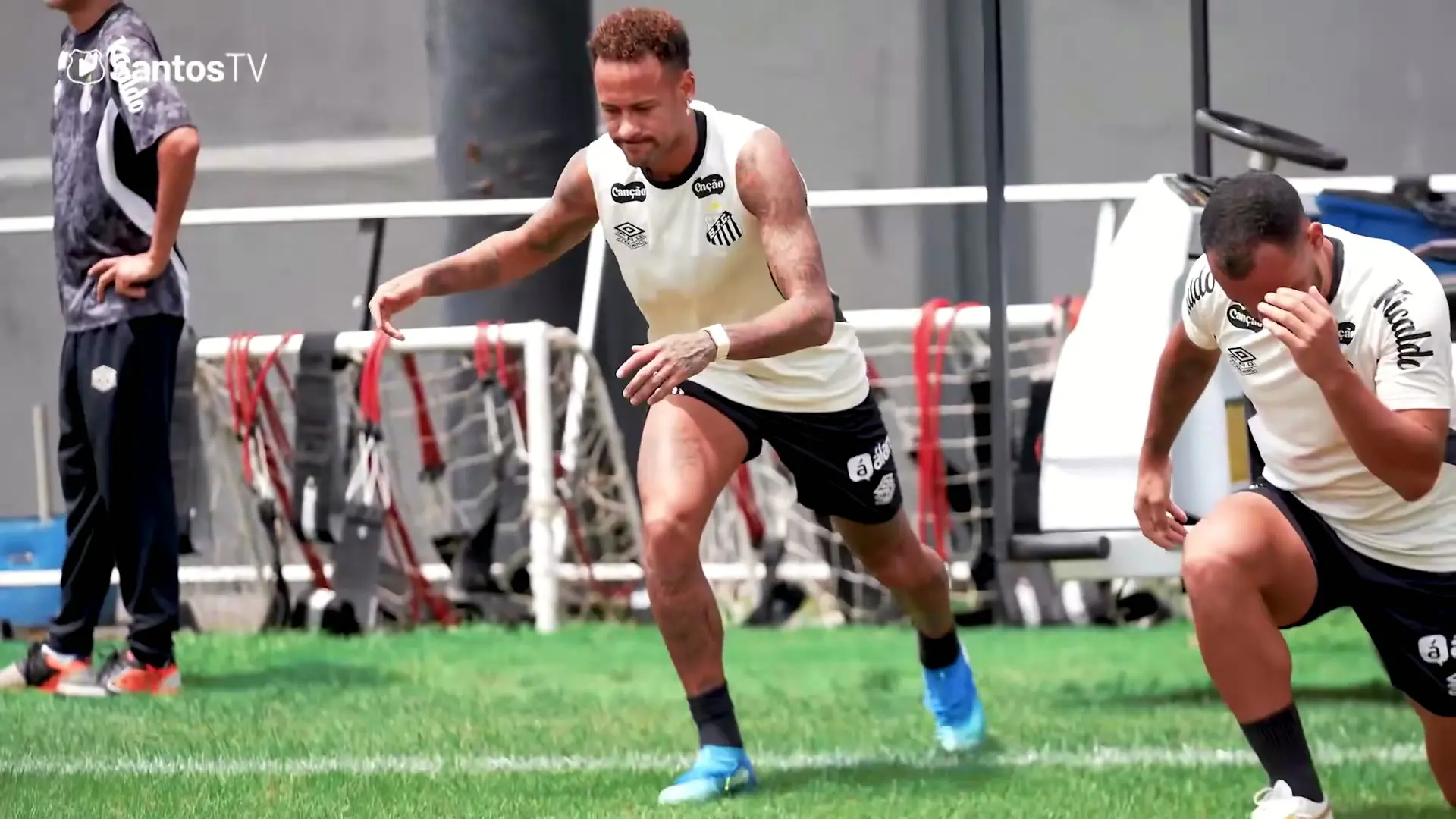 Santos treina forte e recebe crianças no CT Rei Pelé