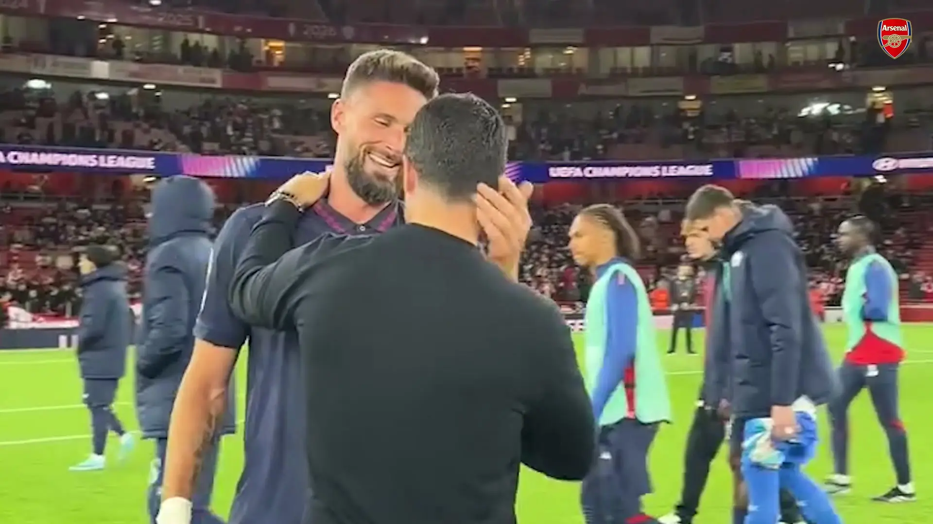 Giroud e Arteta compartilham momento especial no Emirates