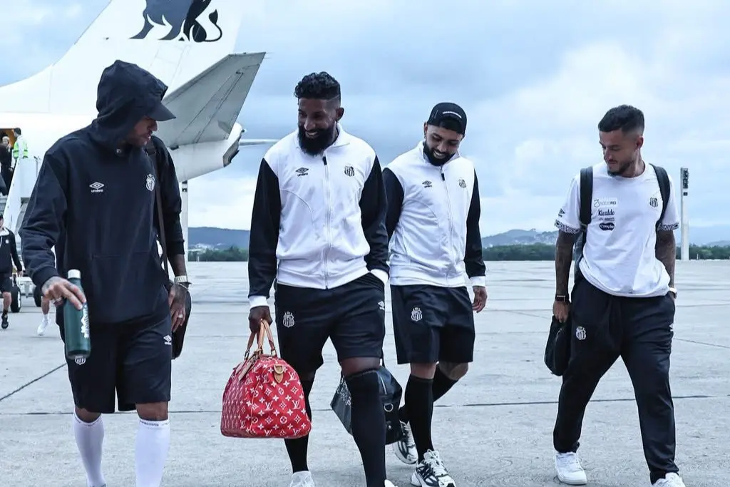 Santos desembarca no Rio de Janeiro para confonto contra o Fluminense