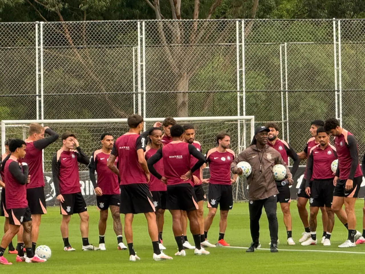 Com desfalque, Seedorf comanda primeiro treino à frente do Corinthians