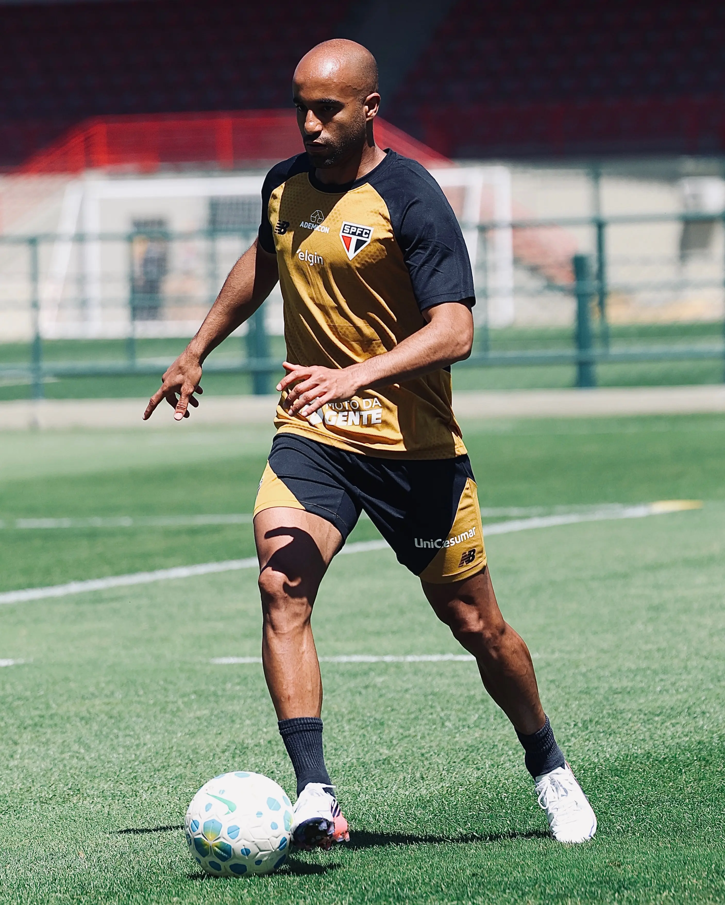 Lucas e mais dois treinam em campo no CT da Barra Funda nesta quinta; veja fotos