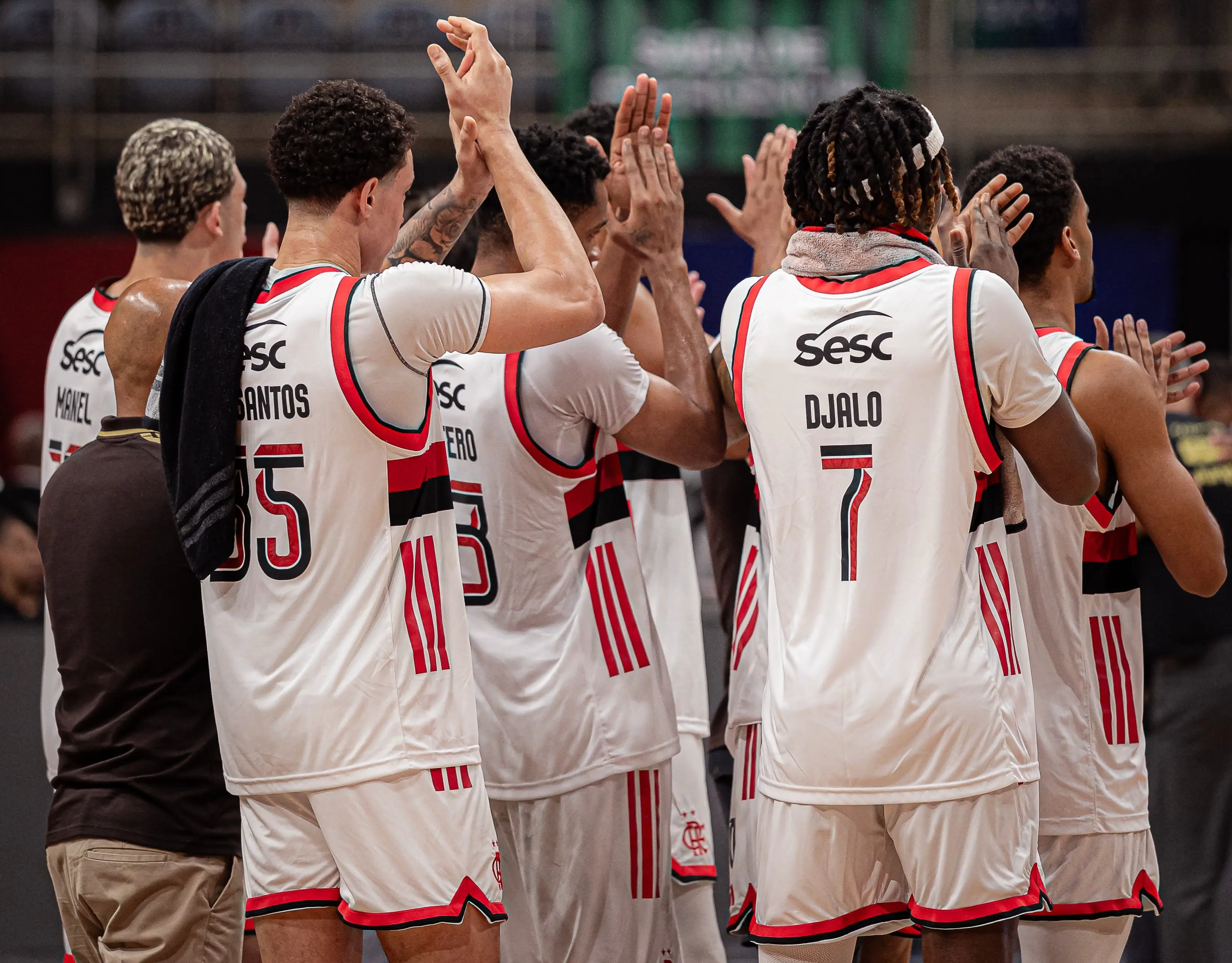 Flamengo bate Botafogo e vence a primeira no NBB