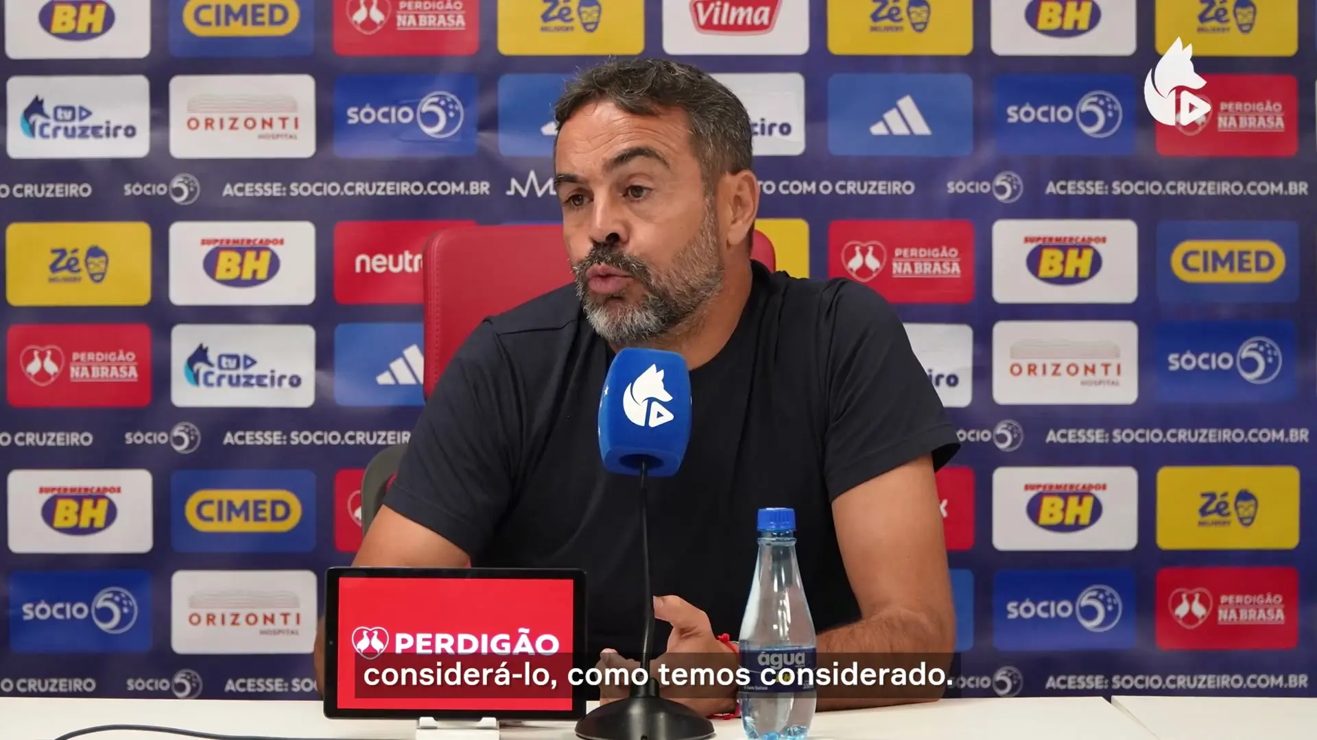 Artur Jorge comenta possibilidade de utilizar Viña no Cruzeiro