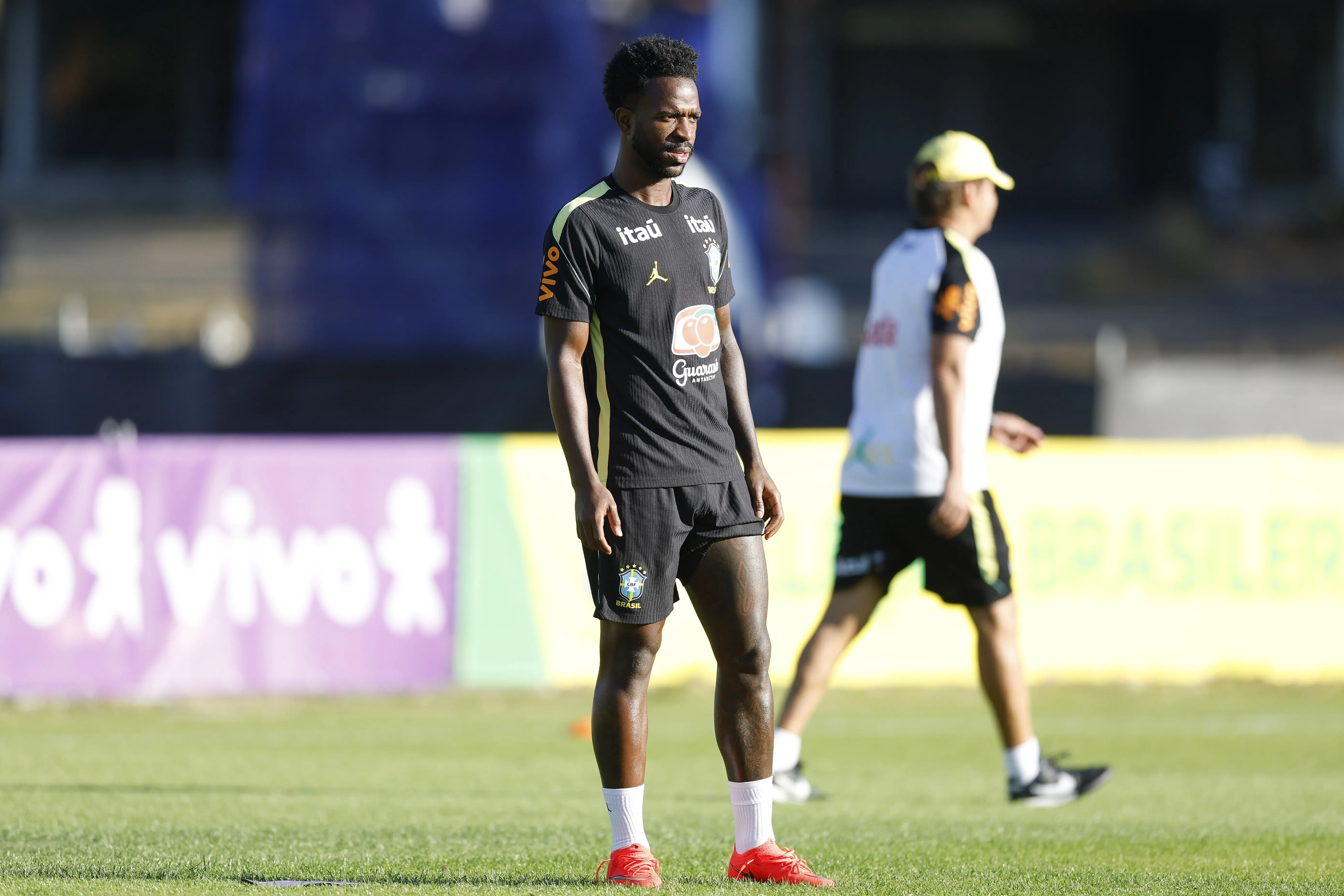 Vinícius Jr. reencontra Índia dez anos após título que marcou início de sua trajetória