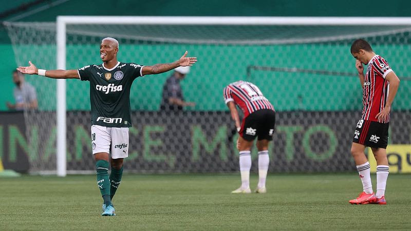 Palmeiras busca bicampeonato ao enfrentar São Paulo; recordamos última conquista espetacular.