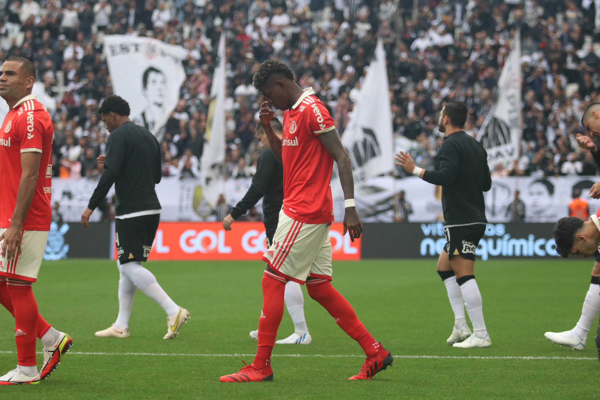 Internacional e Corinthians se enfrentam pela 10ª rodada do Campeonato Brasileiro.