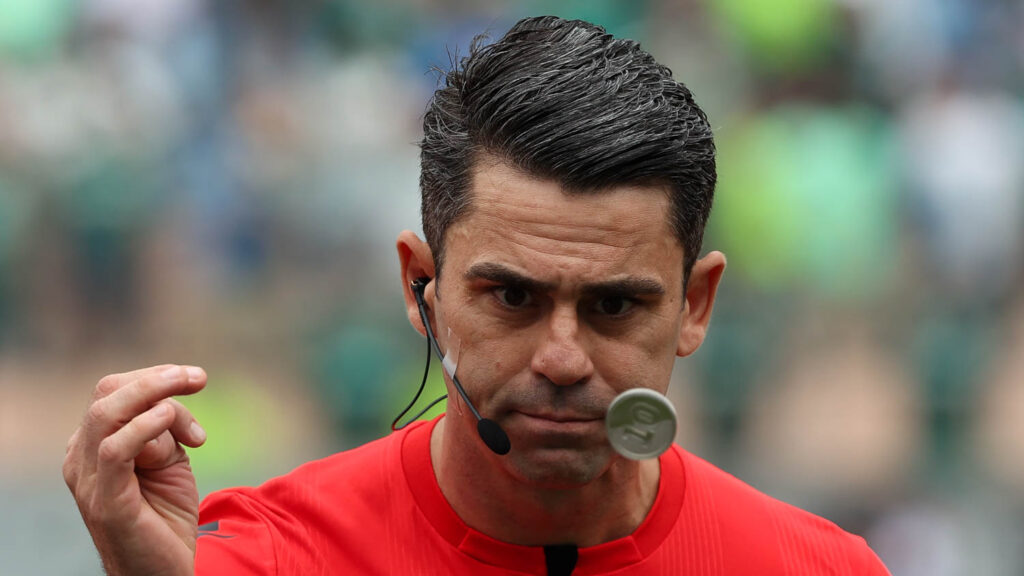 Flavio Rodrigues de Souza apita o jogo, auxiliado por Alex Ang Ribeiro e Fabrini Bevilaqua Costa. O VAR terá Vinicius Furlan