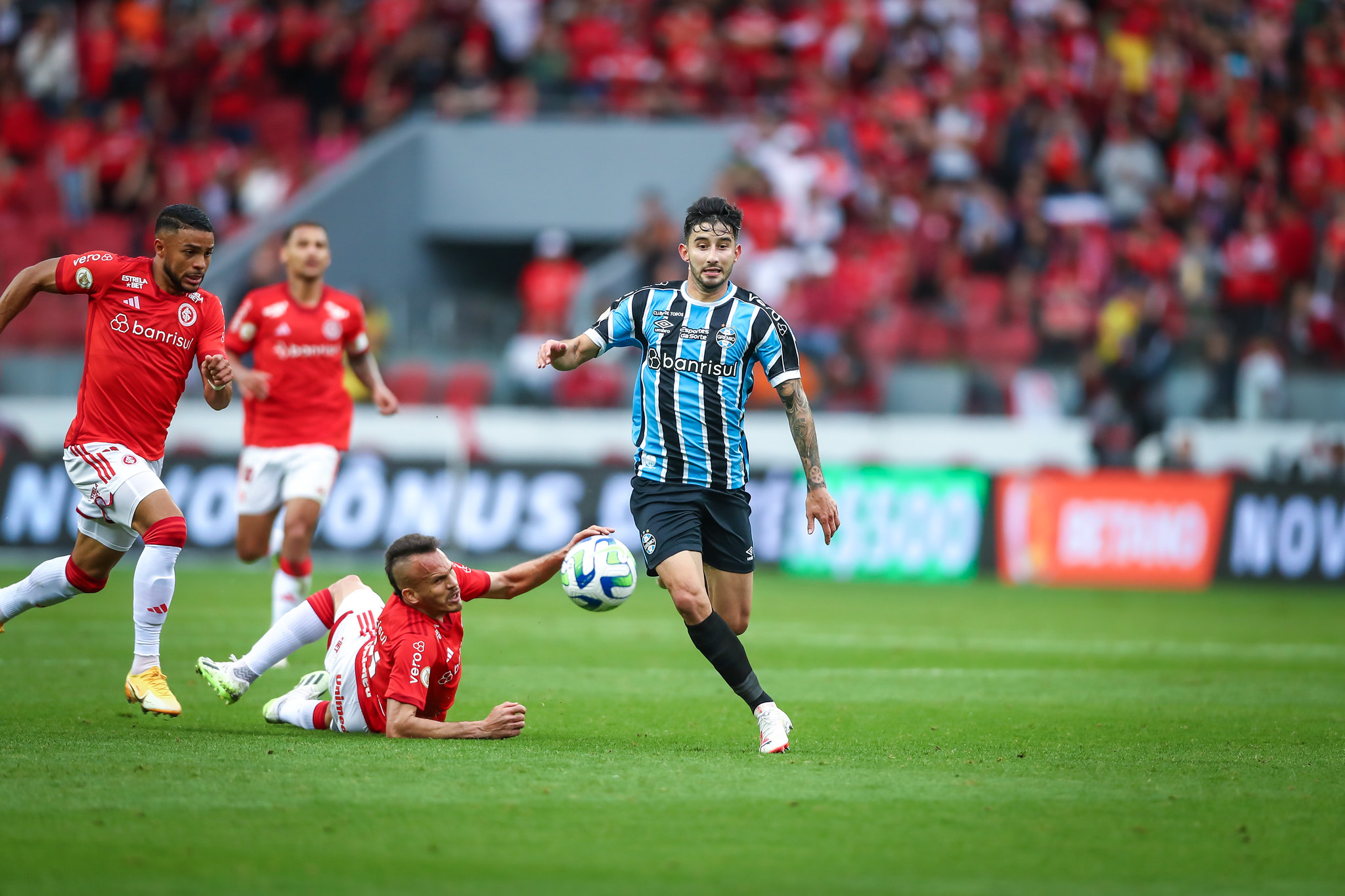 Clássico decisivo entre Grêmio e Internacional neste domingo: retrospecto recente em jogo.