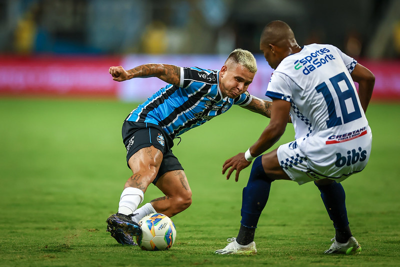 Soteldo brilha no Grêmio com gols e assistências decisivas.