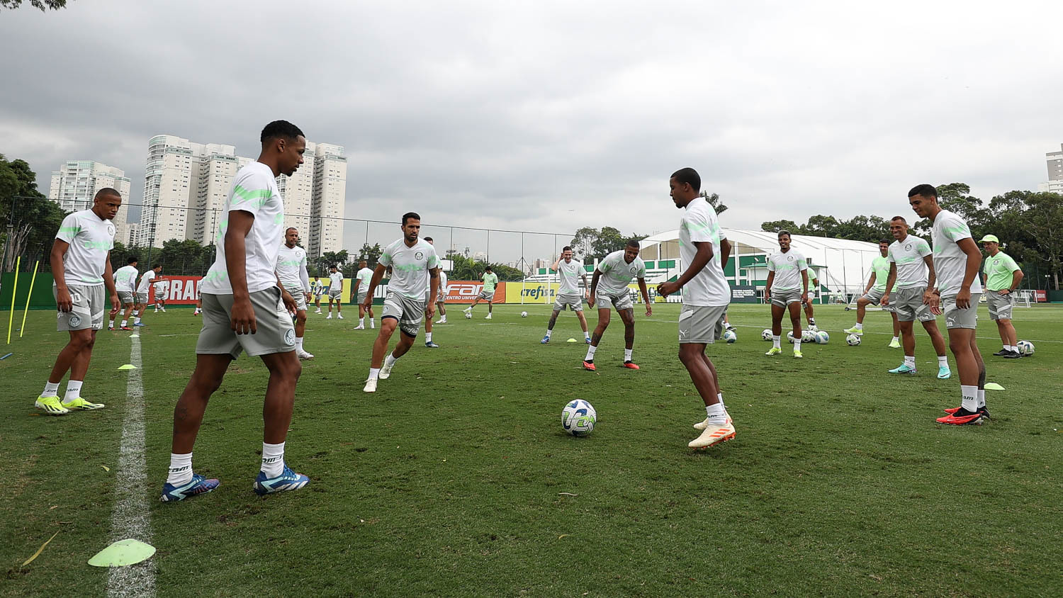 Imagens do treino pré-Supercopa do Palmeiras: preparação intensa para a vitória.