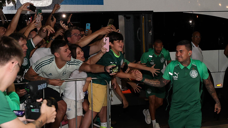 Recepção calorosa de torcedores em Belo Horizonte marca chegada do Palmeiras à Supercopa.