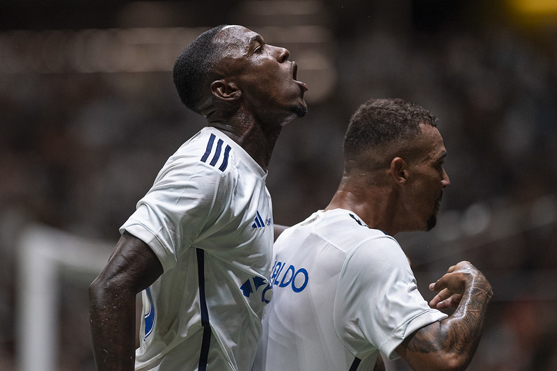 João Pedro celebra gol em clássico e enaltece Cruzeiro: Feliz e orgulhoso