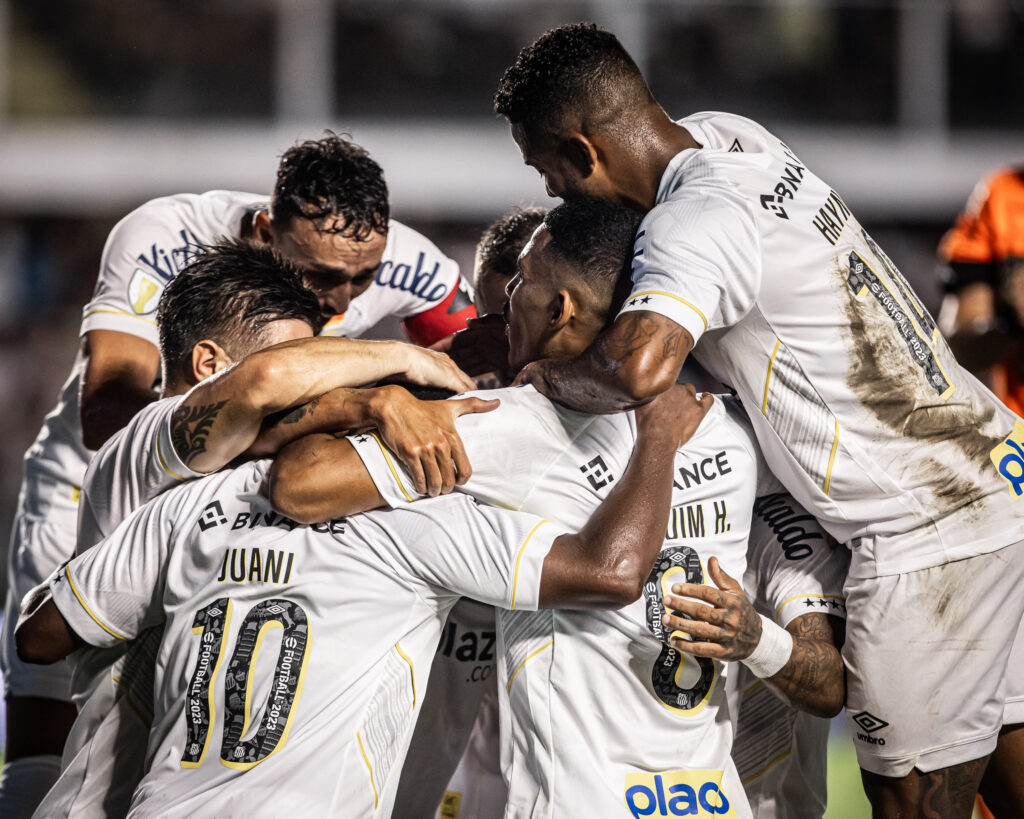 O Peixe chega para o clássico embalado. O time vem conquistando ótimos resultados neste início de temporada. Até o momento, são quatro vitórias e uma derrota. Com isso, o clube lidera o grupo A, com 12 pontos, oito a mais que o Ituano, que aparece em segundo. O Alvinegro Praiano, aliás, também é o primeiro na classificação geral, com dois pontos a mais que São Paulo e Palmeiras. Os rivais, no entanto, possuem um jogo a menos no torneio