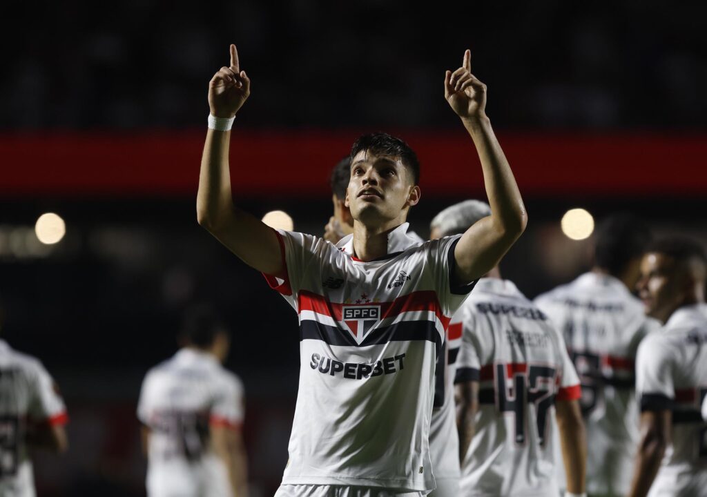 Bobadilla: o grande desempenho do paraguaio vai muito além do belo gol. Firme nos duelos, marcou bem e mostrou qualidade para ajudar na criação de jogadas.