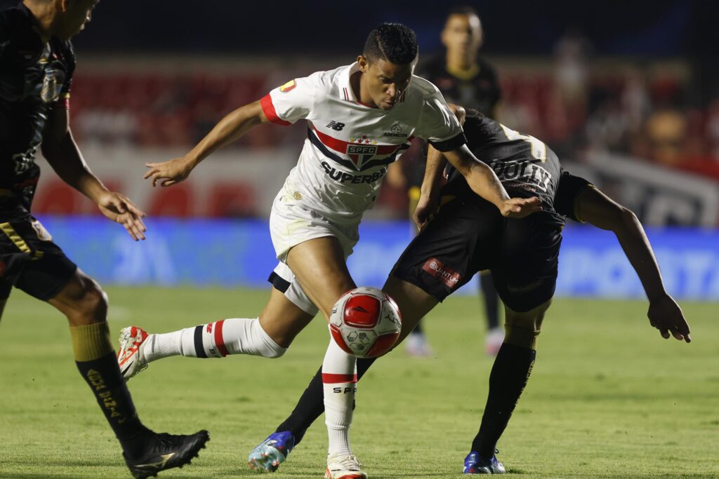 Erick: jogou com fome de bola e produziu bons lances de ataque pelo lado direito. Tomou decisões corretas e quase marcou seu gol.