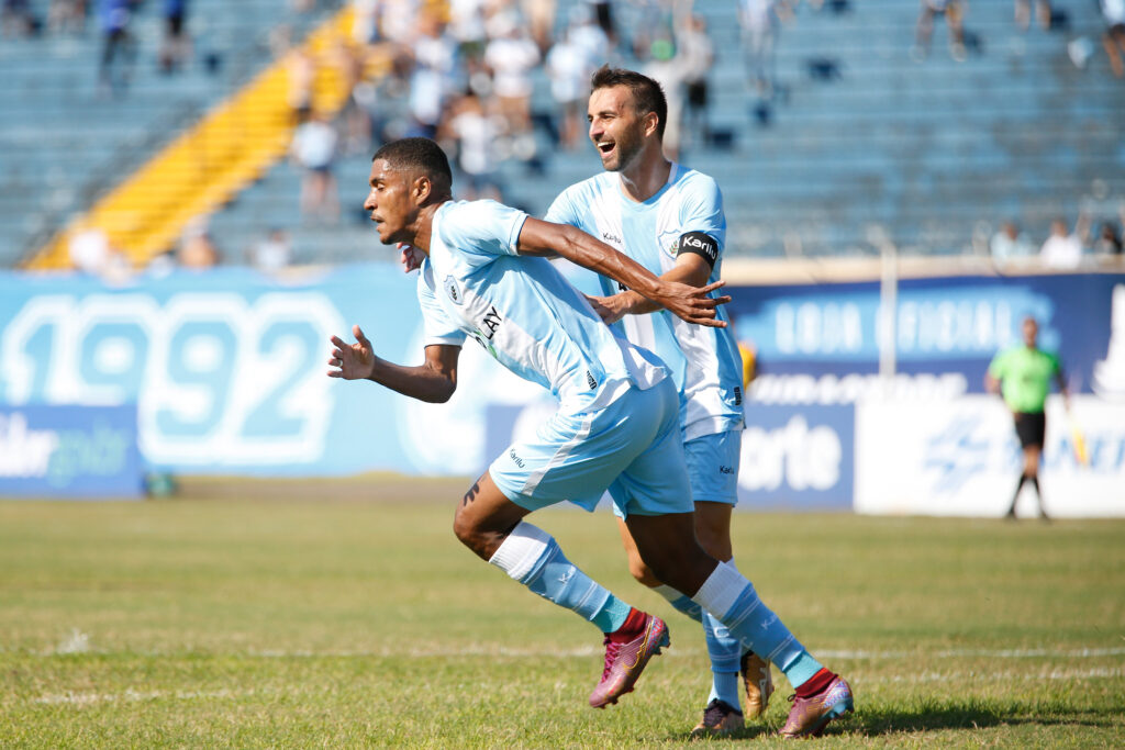Já um provável Londrina tem: Helio Junior; Thiago Ennes, Davi Dos Santos, Darlan e Pedro Cacho; Marthã, Victor Hugo e Rafael Longuine; Clayson Rosa, Peu e Everton Moraes. (Foto: Ricardo Chicarelli/Londrina EC)
