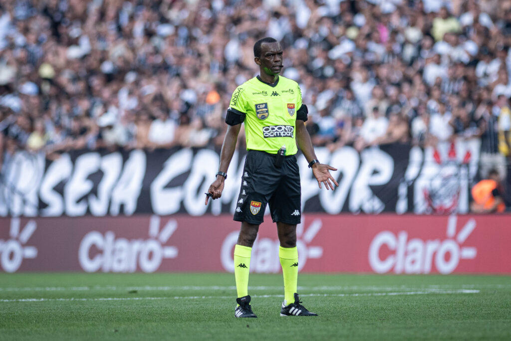 O árbitro responsável por apitar a partida será Luiz Flavio de Oliveira. Daniel Luis Marques e Alex Alexandrino serão os assistentes, enquanto Adriano de Assis Miranda ficará no comando do VAR.