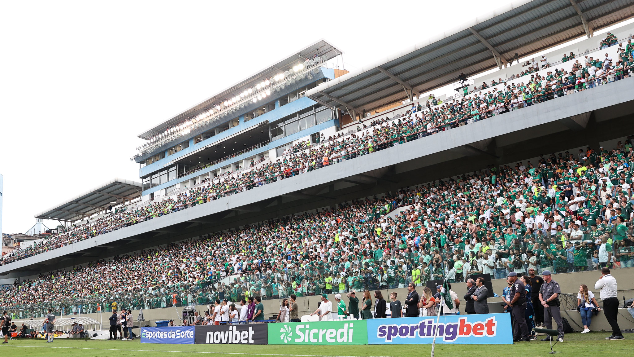 Palmeiras denunciado por objetos arremessados em campo no clássico contra o Corinthians