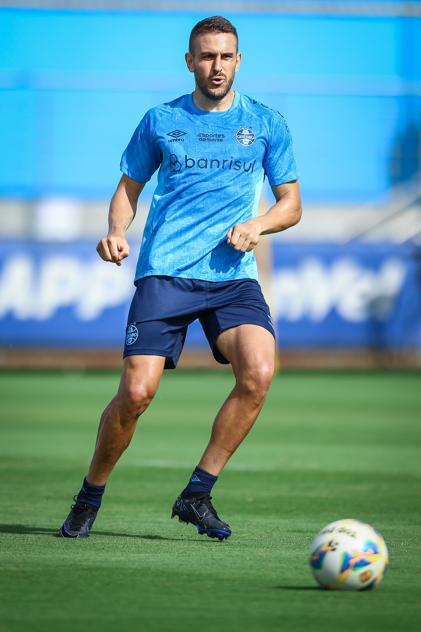 Bruno Uvini se lesiona na coxa e desfalca time do Grêmio