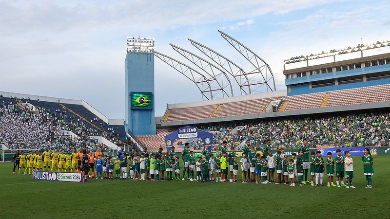 Palmeiras divulga balanço financeiro de 2023 com receita recorde e superávit.