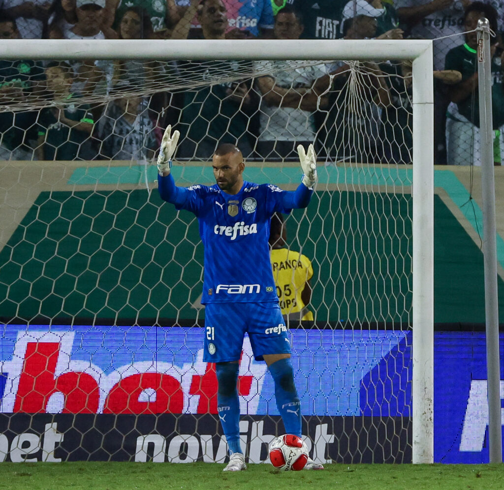 Weverton: o goleiro, que vinha de partidas ruins pelo Palmeiras, correspondeu bem quando acionado.
