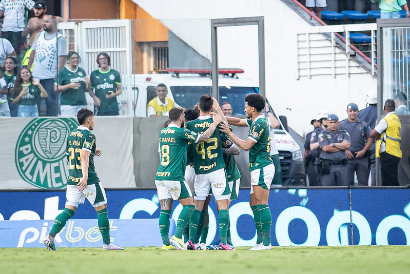 Dessa forma, um provável Palmeiras tem: Weverton; Garcia, Luan, Naves e Vanderlan; Fabinho (Aníbal Moreno), Gabriel Menino e Raphael Veiga; Luís Guilherme, Caio Paulista e Breno Lopes (Rony)