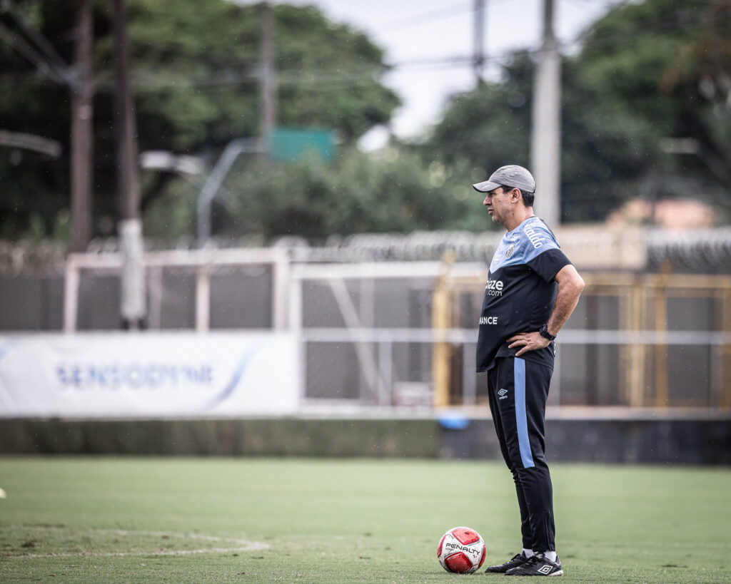Provável escalação do Santos: João Paulo; Aderlan, Gil, Joaquim e Felipe Jonatan; João Schmidt, Diego Pituca e Giuliano; Otero, Guilherme e Morelos (Furch) (Foto: Raul Baretta/Santos)