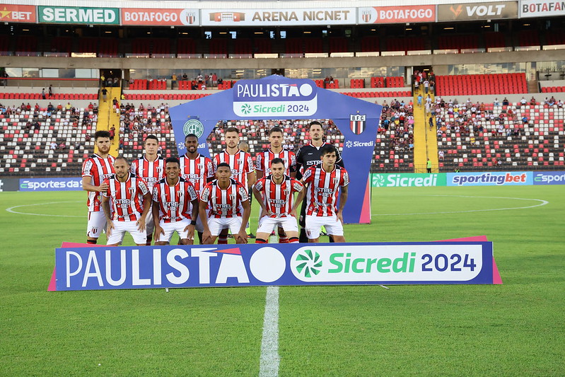 O provável Botafogo-SP tem: Michael; Walisson, Matheus Costa e Bernardo Schappo; Lucas Dias, Jean Victor, Fillipe Soutto, Negueba e Matheus Barbosa; Alex Sandro e Toró