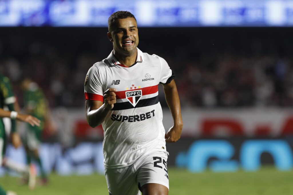 O São Paulo entra em campo em Itu com uma única meta: assegurar vaga nas quartas de final da competição. Por isso, só a vitória interessa aos comandados de Thiago Carpini. Em caso de empate ou derrota, o time passa a ser dependente dos resultados de Novorizontino e São Bernardo.