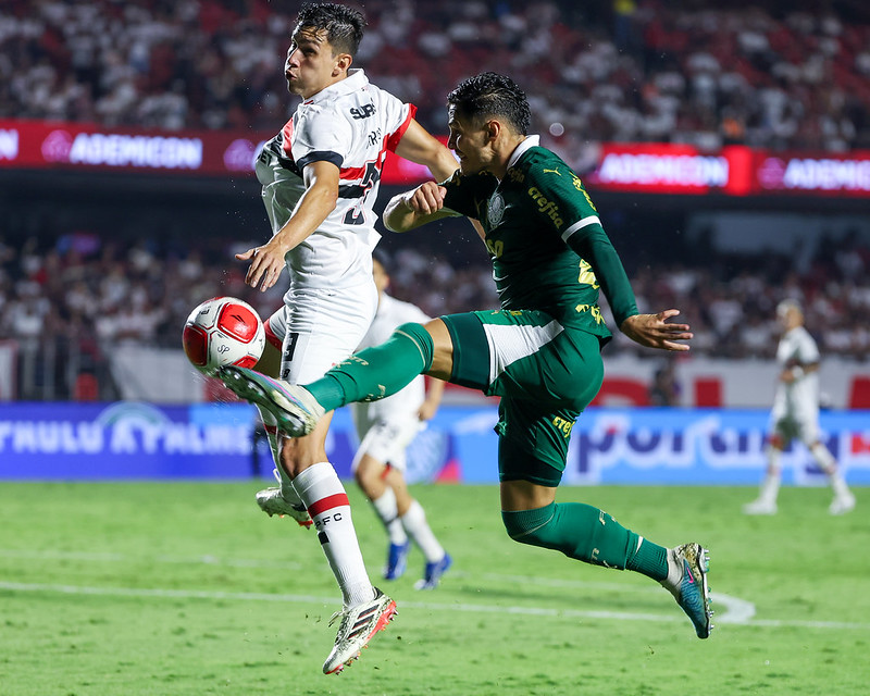 Palmeiras empata com São Paulo após erros e pouca criação em clássico polêmico