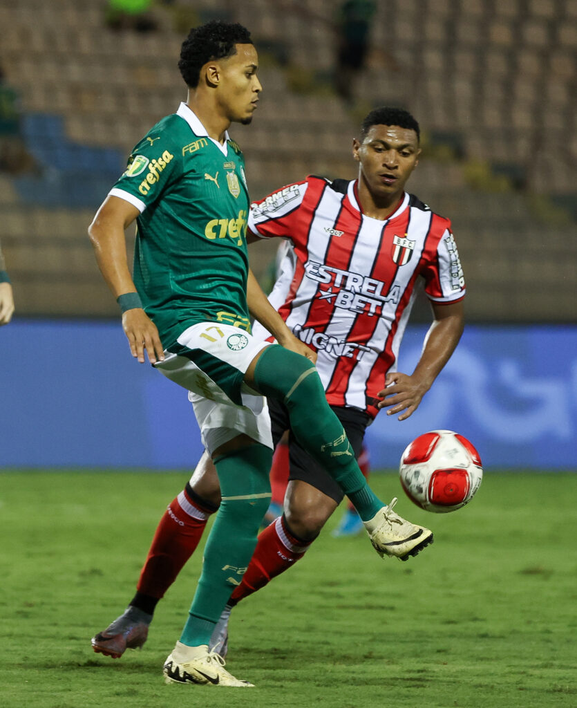 Lázaro: não aproveitou sua primeira oportunidade como titular no Palmeiras. Até se movimentou e tentou armar alguns lances por dentro, mas teve atuação bem discreta.