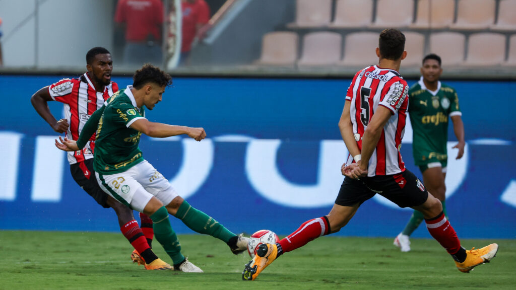 A terceira fase da Copa do Brasil é disputada em dois jogos. Se o Palmeiras vencer o duelo de ida, ficará a um empate de garantir classificação às oitavas de final. Não há regra do gol fora de casa, portanto, um empate no agregado leva o confronto para os pênaltis. O segundo encontro entre eles está marcado para dia 23 de maio (quinta-feira), às 19h, no Estádio Santa Cruz. (Foto: Cesar Greco/Palmeiras)