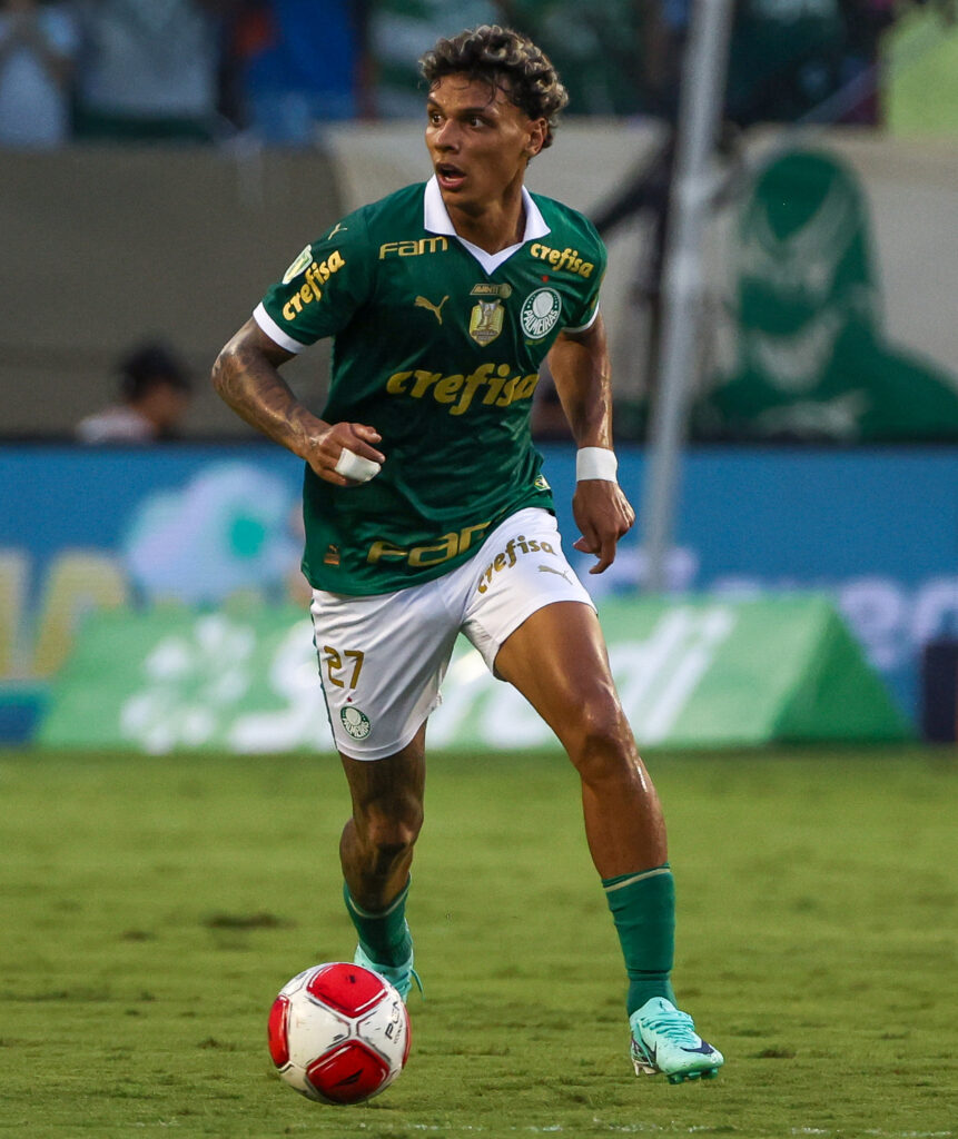 Richard Ríos: fez um bom jogo. Se movimentou bastante e foi muito participativo na construção de jogadas do time, além de ajudar na marcação.