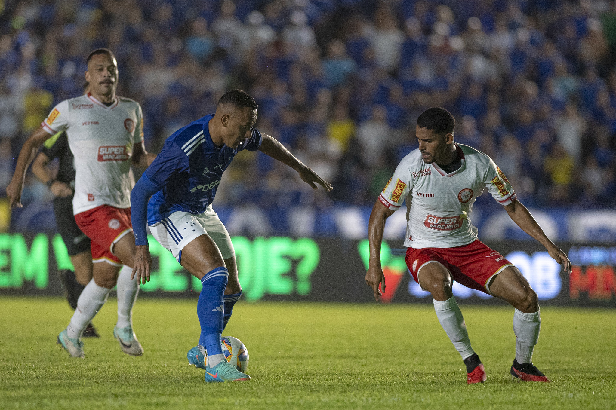 Cruzeiro empata com Tombense mesmo com dois jogadores a menos no Mineiro.