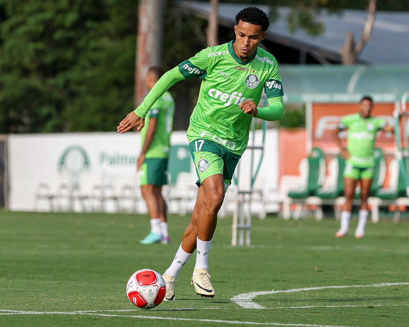 Lázaro comemora oportunidade como titular e destaca evolução no Palmeiras