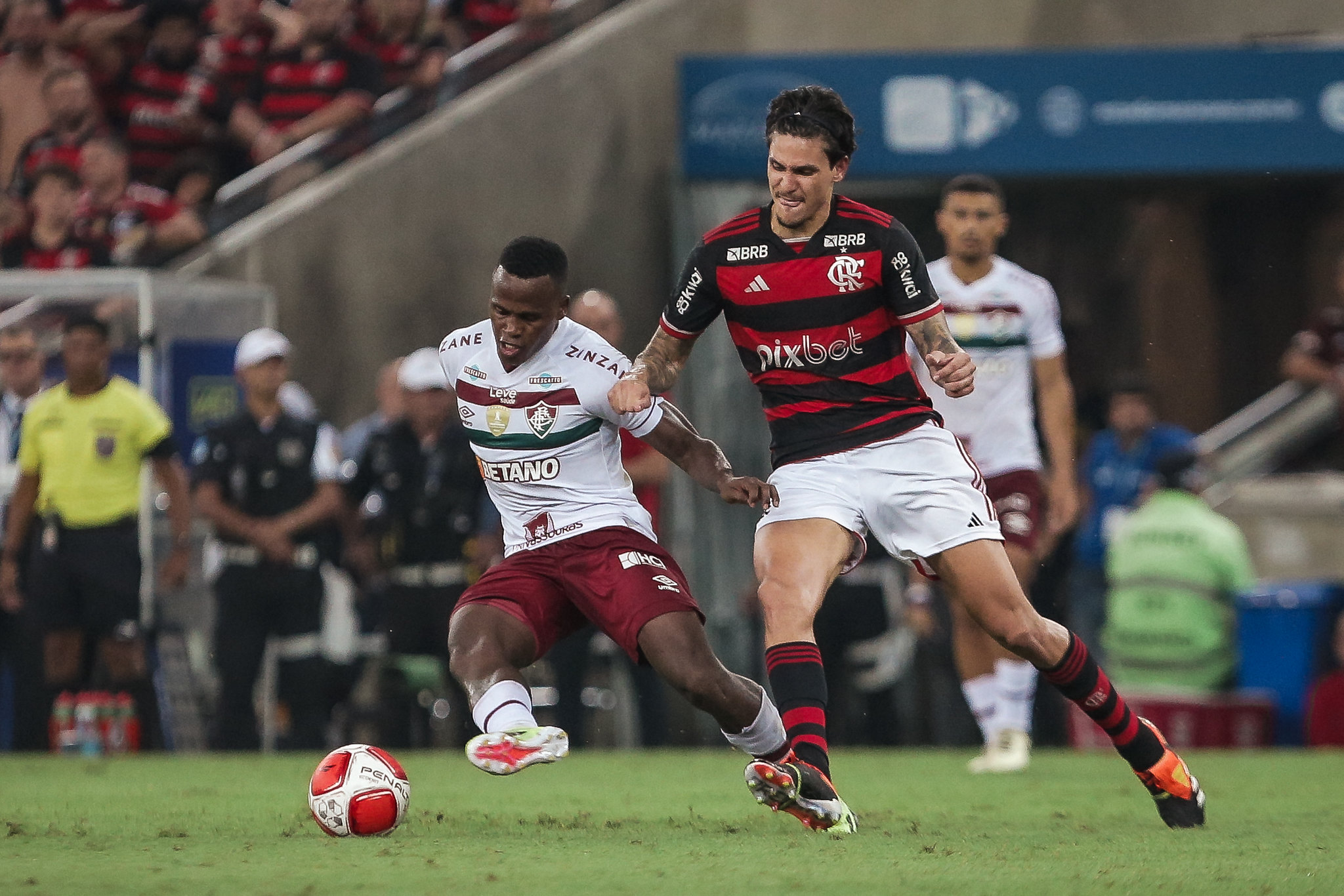 Flamengo garante vaga na final do Carioca após empate com Fluminense.