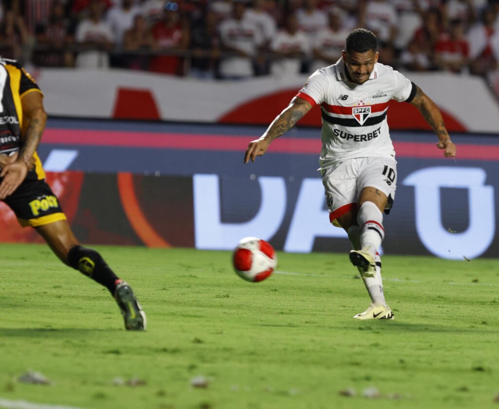 Luciano: o atacante são-paulino há tempo não tem boas atuações, mas neste domingo chamou atenção pelos gols perdidos, tanto no primeiro quanto no segundo tempo. Luciano precisa reencontrar sua melhor versão para fazer jus à idolatria da torcida.