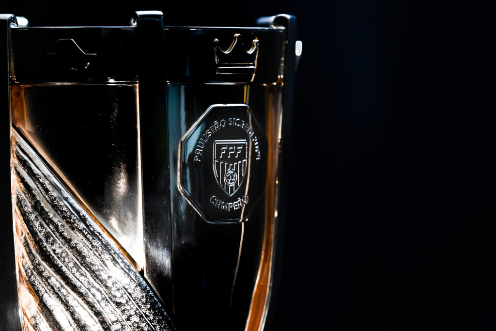 Os times foram donos das duas melhores campanhas do Estadual. O Peixe despachou a Portuguesa, nas quartas, e o Red Bull Bragantino, na semifinal, para retornar à final do Paulistão depois de oito anos. Já o Verdão goleou a Ponte Preta por 5 a 1 nas quartas de final e bateu o Novorizontino pelas semis antes de chegar à quinta decisão consecutiva.