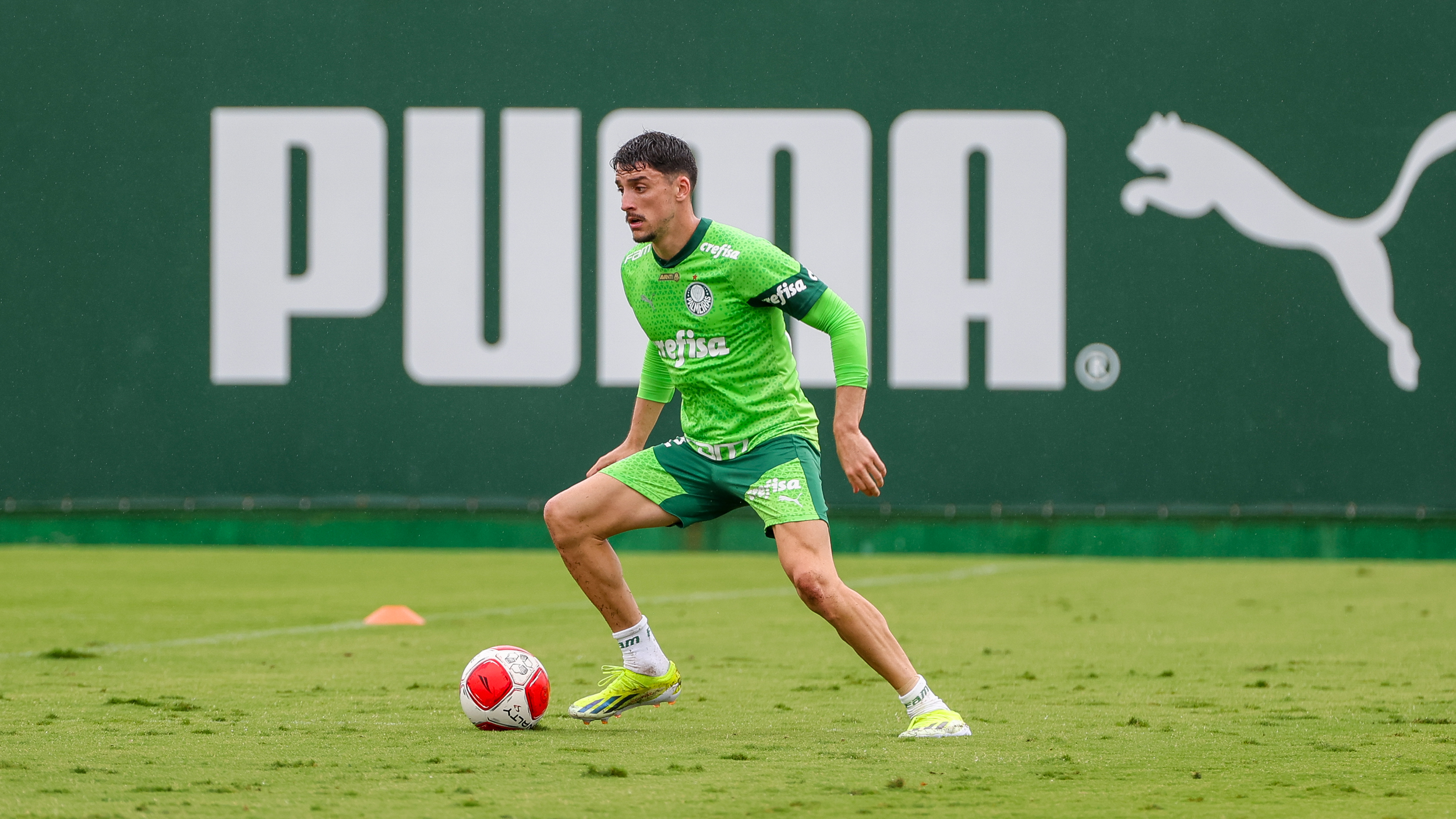 Piquerez elogia jovens talentos do Palmeiras e almeja tricampeonato brasileiro consecutivo.