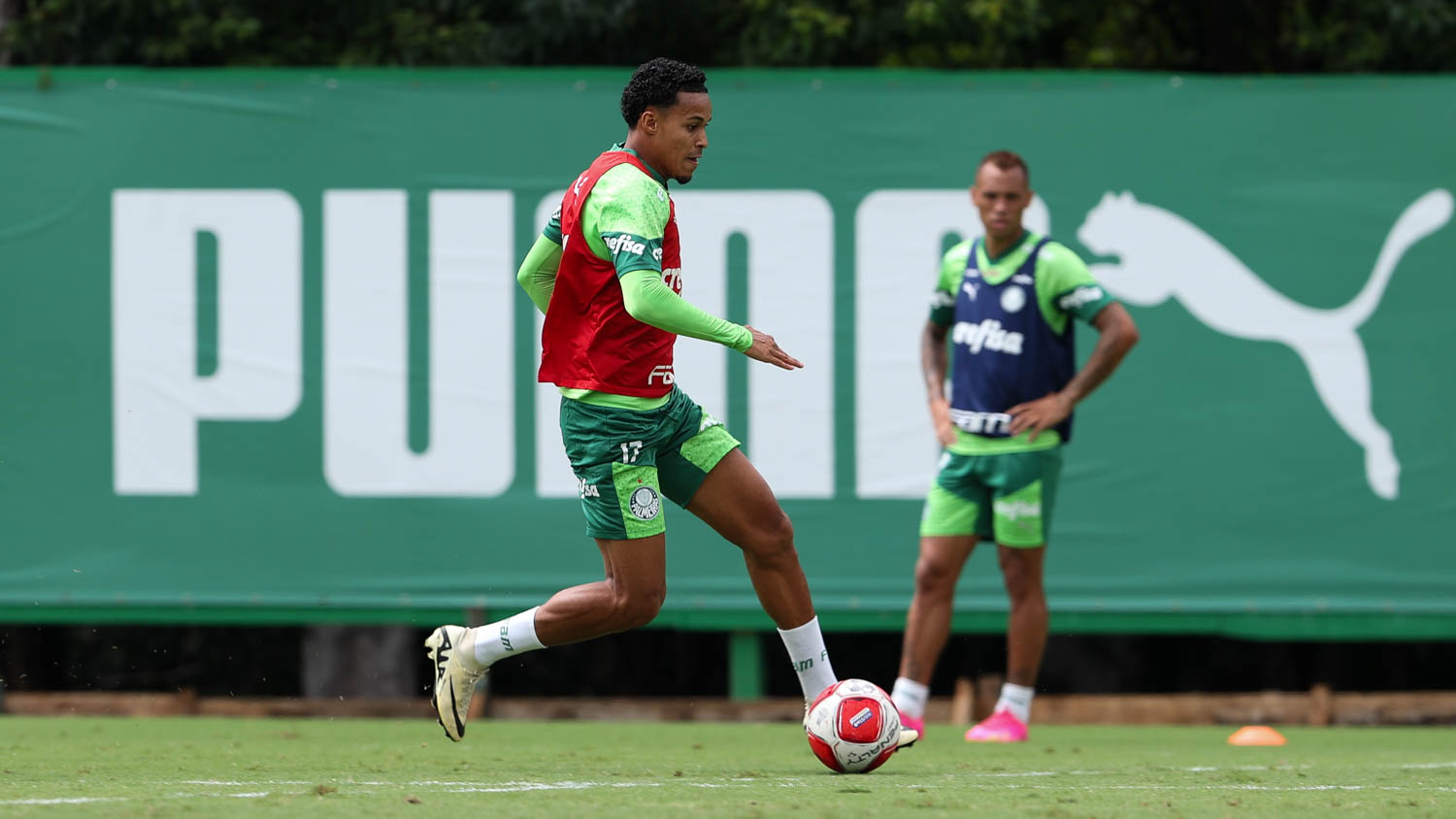 Evolução no Palmeiras: Lázaro pede atenção para temporada complicada no futebol.