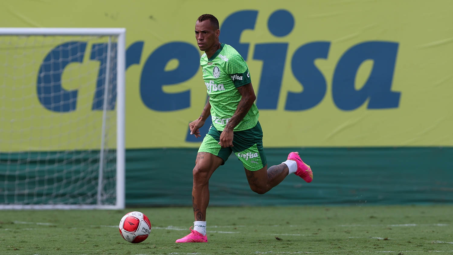 Emprestado ao Fortaleza, Breno Lopes deixa Palmeiras sem espaço no elenco.