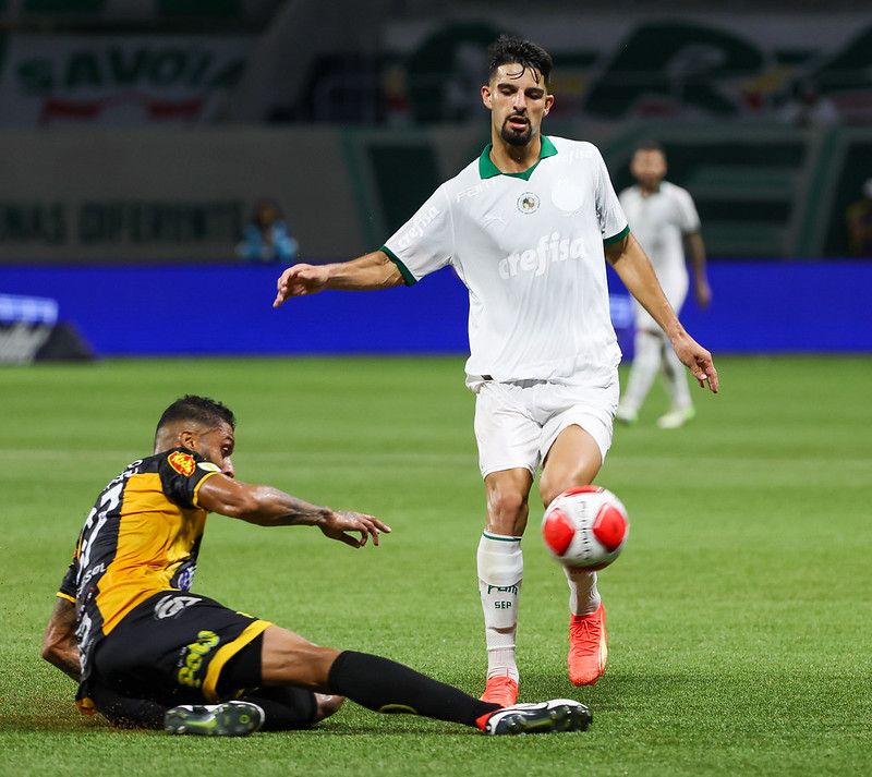 Flaco López - o argentino teve chance de gol ao longo do jogo, mas se destacou ao ajeitar a bola para Endrick balançar as redes